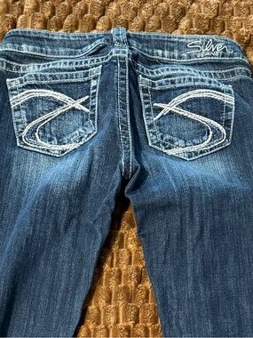 Silver Jeans Women's Blue Boot Cut Jeans with Embroidered Back Pockets